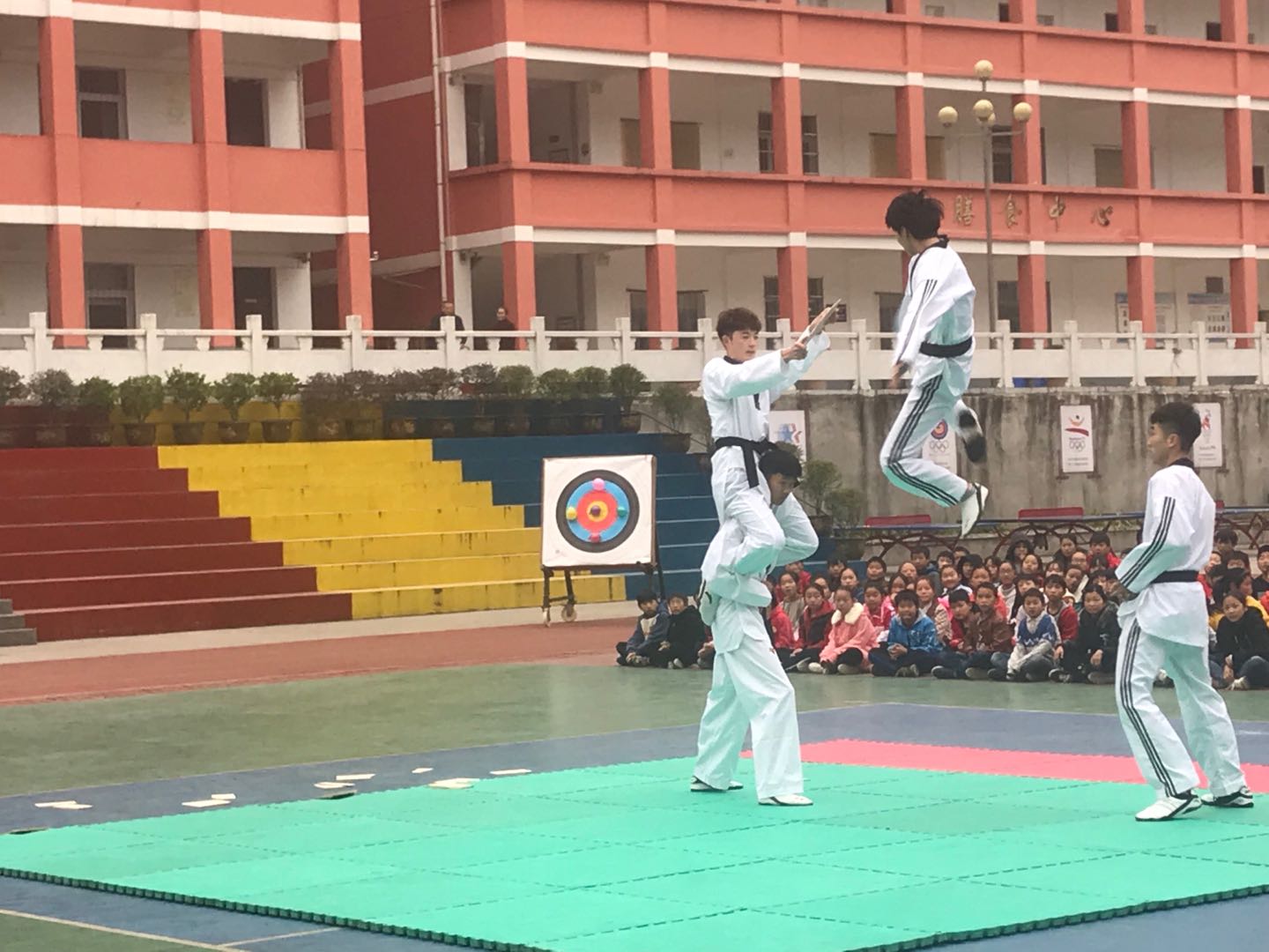 D175A6BDAA2842999E2C8790161C4158