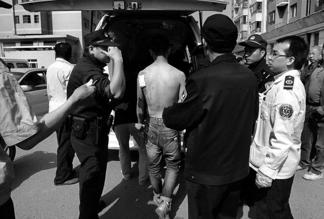 ������ײ����ͣ�γ�ΧŹ˾�� �񾯰�ǹ��ֹ