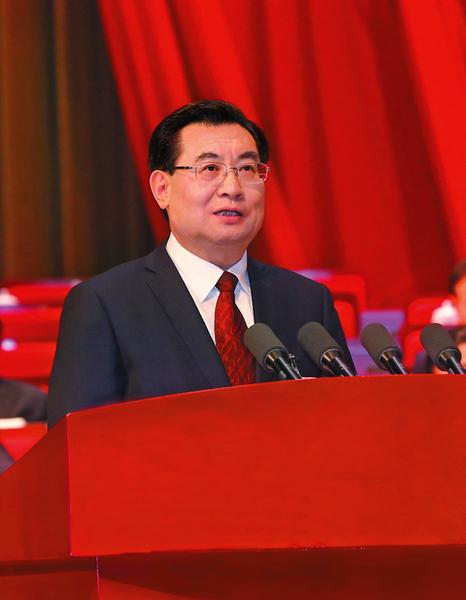 省长胡和平代表省人民政府向大会作政府工作报告。.jpg