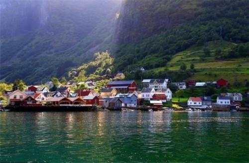 Ų����Undredal�壬��������Ϊ��ӽ�ͯ��֮�أ����еķ��Ӷ�ɫ�ʰ�쵡�.jpg